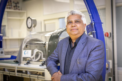 Dr. Nandu Goswami ve své laboratoři